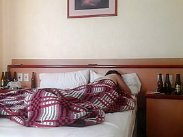 MIENTRAS EL AMANTE DUERME COGEMOS