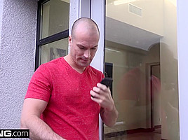 Makayla Cox surprises the delivery boy with a wet pussy