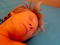Mamie Se Caresse Dans Step son Lit Et Prend Du Plaisir