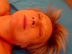 Mamie Se Caresse Dans Step son Lit Et Prend Du Plaisir