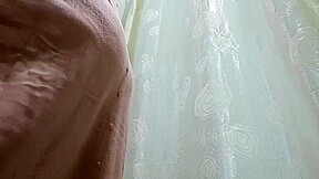 Mamma italiana entra in un negozio e provandosi vestiti si bagna le mutande