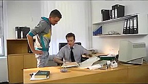 Mi jefe me folla a pelo (y se corre en mi cara)