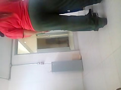 Mostrando o pau no meio de uma reuniao no vestiario