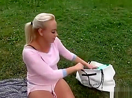 Naomi - Power pissing