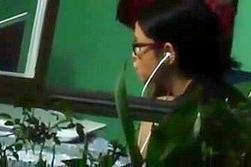 Ninfeta assistindo porno