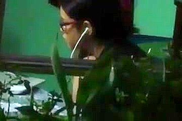 Ninfeta assistindo porno