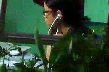 Ninfeta assistindo porno