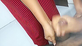 කැරි යනකොට මල්ලිගෙ හිල වහල අක්කා ගන්න ආත්ල් එක No Mercy Hand Job & Blocking The Cum Fun