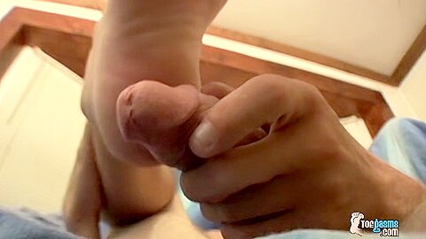 Novice Aaron Enjoys A Jerk Off - Aaron