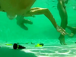 ORGIA EN LA PISCINA
