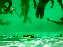 ORGIA EN LA PISCINA