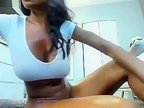Oily Hot Webcam model with nice cans rides dildo