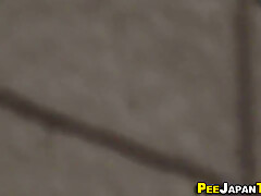 Oriental Skank Peeing