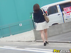 Oriental Skank Peeing
