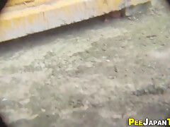 Oriental Skank Peeing