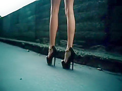 PERFECT FEET IN EXTREME HIGH HEELS