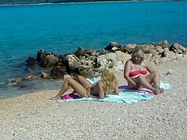 Pag junior sexy blonde flashing tits