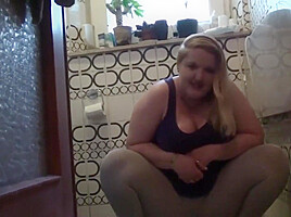 Pissing in Leggins - SexyEllie