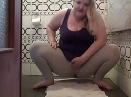 Pissing in Leggins - SexyEllie