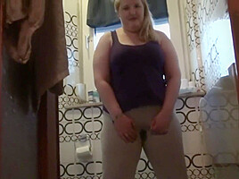 Pissing in Leggins - SexyEllie