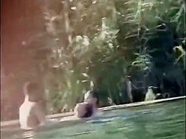 Plan a trois dans la riviere