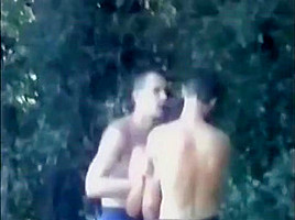 Plan a trois dans la riviere