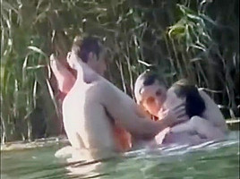 Plan a trois dans la riviere