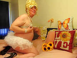 Pregnant Sissy Spouse Loving Shlong!
