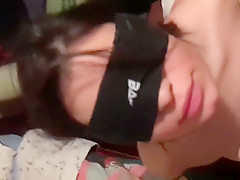 Ragazza mora bendata e legata mi succhia il cazzo in ginocchio
