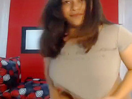 SEXY CHUBBY GIRL SHOWS OFF