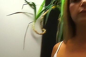 Sex Brunette Fingert Ihre Behaarte Muschi Vor Der Kamera