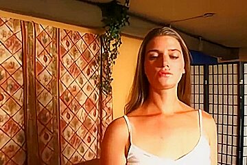 Sex Brunette Fingert Ihre Behaarte Muschi Vor Der Kamera