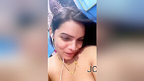 Sexy Desi Bhabhi Shows Her Boobs