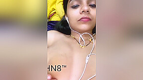 Sexy Desi Bhabhi Shows Her Boobs
