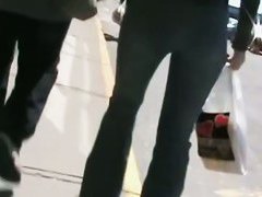 Sexy babe in tight jeans caught on candid street cam