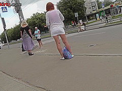 Sexy mini skirt on bubble ass in accidental upskirt