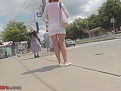 Sexy mini skirt on bubble ass in accidental upskirt