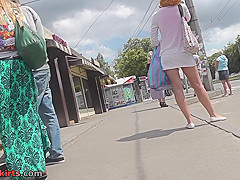 Sexy mini skirt on bubble ass in accidental upskirt