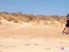 She fucks a guy in a beach full of