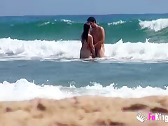 She fucks a guy in a beach full of