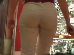 Street booty catches a woman flexing her butt in tight jeans