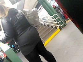 Thyck white girl sexy booty meat
