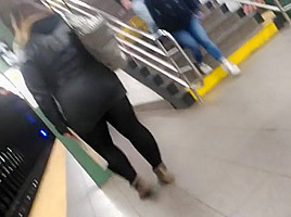 Thyck white girl sexy booty meat