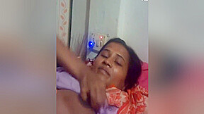 Today Exclusive- Desi Girl Showing Her Boobs