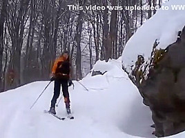 Un couple français fait l'amour dans la neige à la montagne