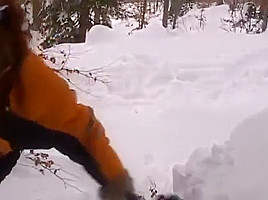 Un couple français fait l'amour dans la neige à la montagne