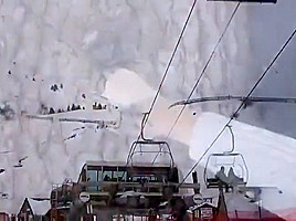 Un couple français fait l'amour dans la neige à la montagne