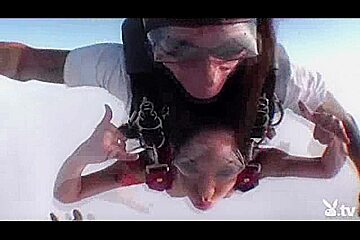 Undressed Hawt Gals Skydiving!