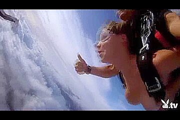 Undressed Hawt Gals Skydiving!