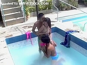 Une nana thai bien pelotee et baisee a la piscine